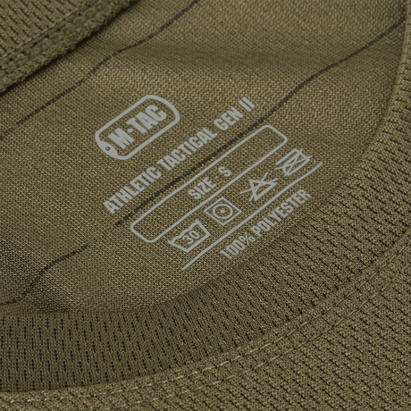Lähikuva M-Tac T-Shirt Sweat-Wicking Athletic Gen.II -etiketistä polyesterissä, koko S, sopii harjoitteluun ja juoksuun.