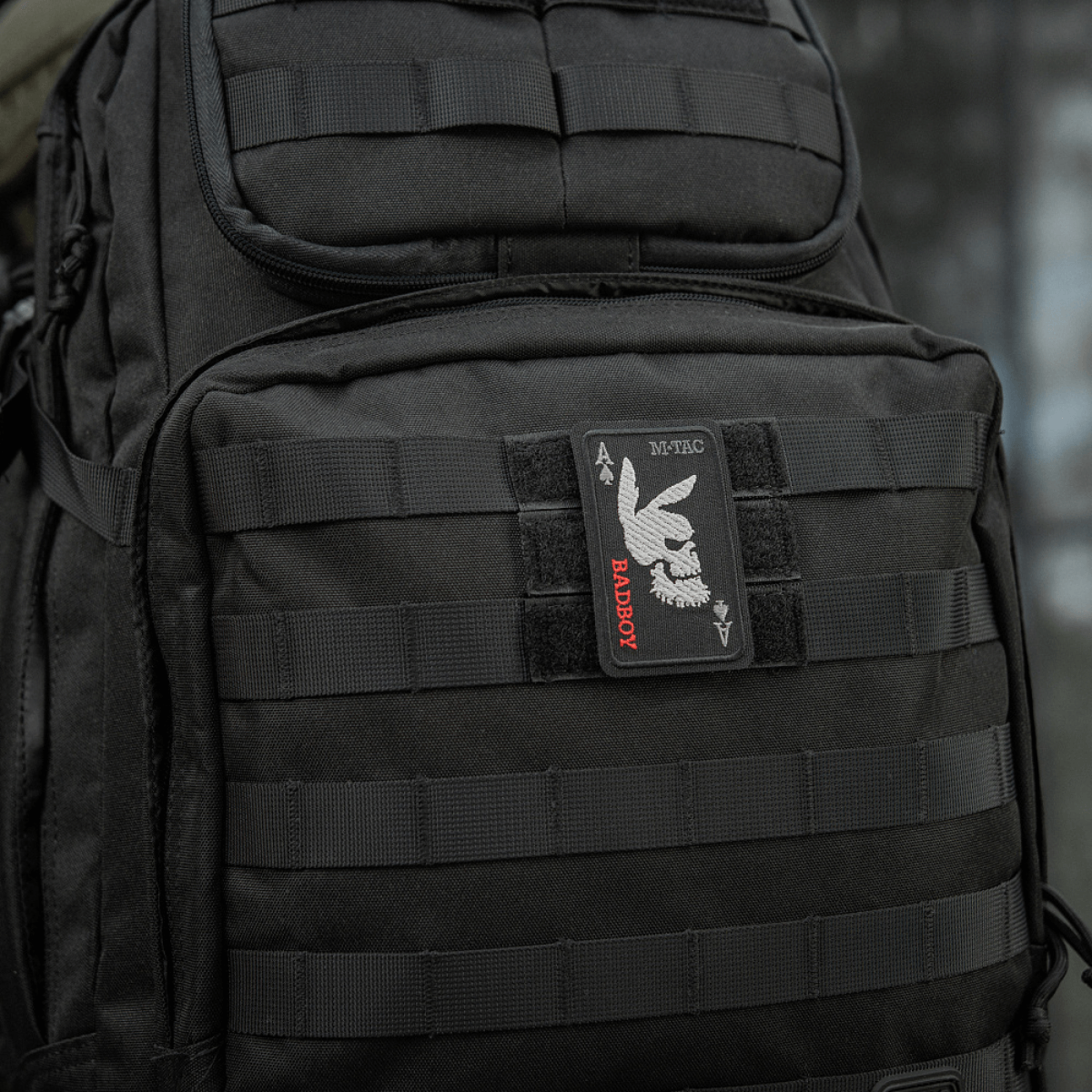 M-Tac Patch Bad Boy (Broderi) repussa Cordura 500D:ssä, ace of spades -motiivi ja jäniksen kallo, symboloi vapautta ja rohkeutta. Kiinnitys Velcro.