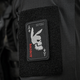 M-Tac Patch Bad Boy (Broderi) vaatteissa, kirjailtu jäniksen kallon ja ace of spades -motiivin kanssa, kiinnitetty Velcrolla, symboloi vapautta ja rohkeutta.