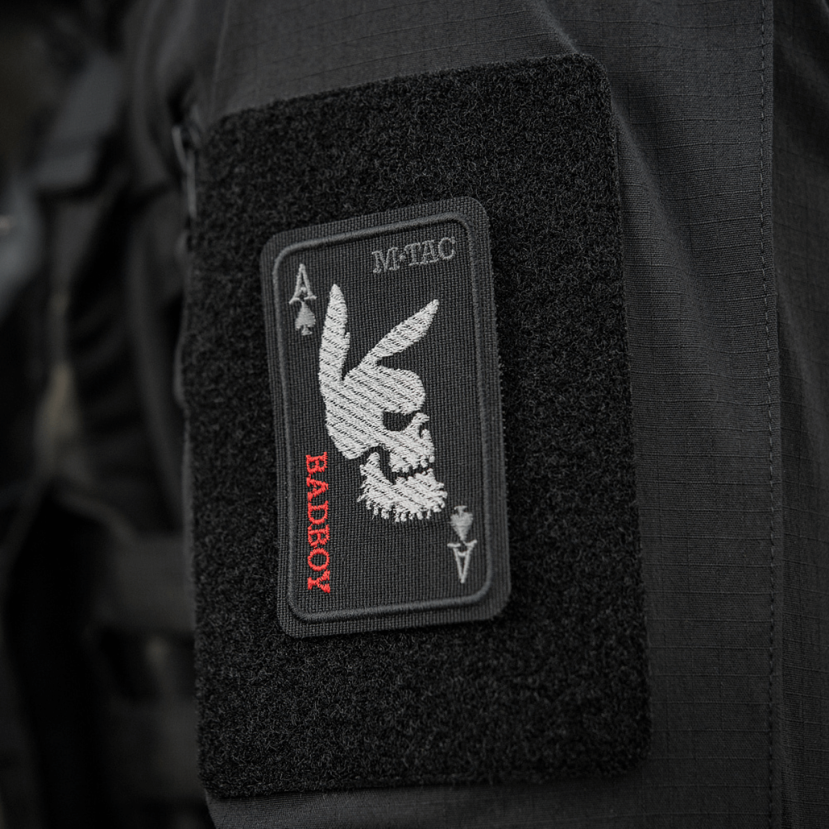 M-Tac Patch Bad Boy (Broderi) vaatteissa, kirjailtu jäniksen kallon ja ace of spades -motiivin kanssa, kiinnitetty Velcrolla, symboloi vapautta ja rohkeutta.