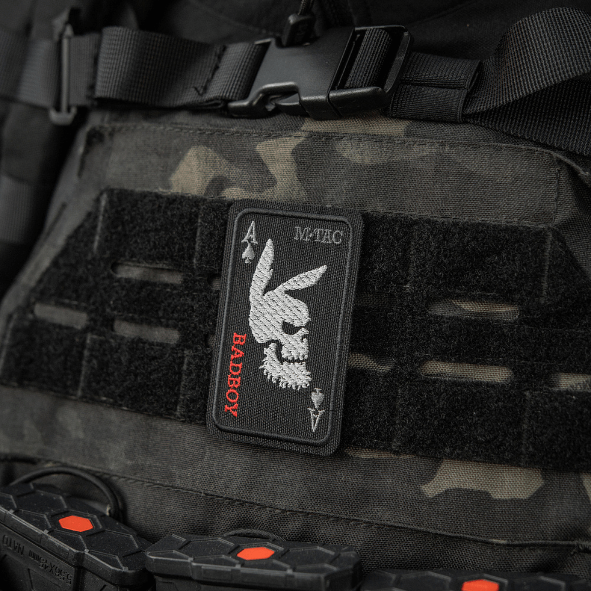 M-Tac Patch Bad Boy (Broderi) Ace of Spades ja jäniksen kallo, symboli rohkeudelle ja huumorille, kiinnitys Velcro, 8x5 cm Cordura 500D.