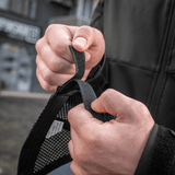 Henkilö säätää Velcro-nauhaa M-Tac Mesh Flex Ripstop Baseball Capissa optimaalisen istuvuuden saavuttamiseksi.
