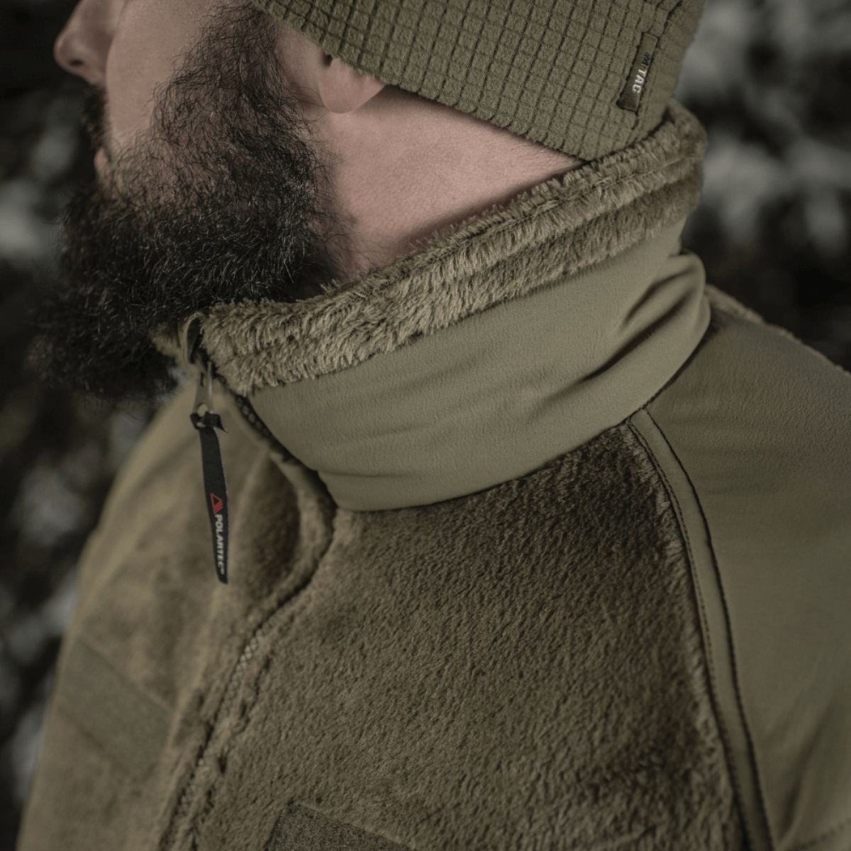 M-Tac Battle Fleece Polartec -takki henkilöllä lähikuvassa, näyttää kauluksen ja yksityiskohdat, sopii sotilas- ja poliisikäyttöön.