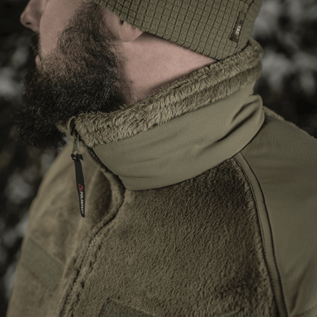 M-Tac Battle Fleece Polartec -takki henkilöllä lähikuvassa, näyttää kauluksen ja yksityiskohdat, sopii sotilas- ja poliisikäyttöön.