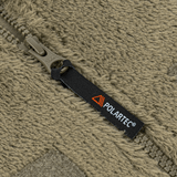 Lähikuva M-Tac Battle Fleece Polartec -takin vetoketjusta, Polartec-merkki näkyvissä.