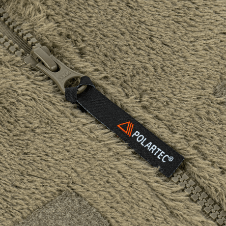 Lähikuva M-Tac Battle Fleece Polartec -takin vetoketjusta, Polartec-merkki näkyvissä.