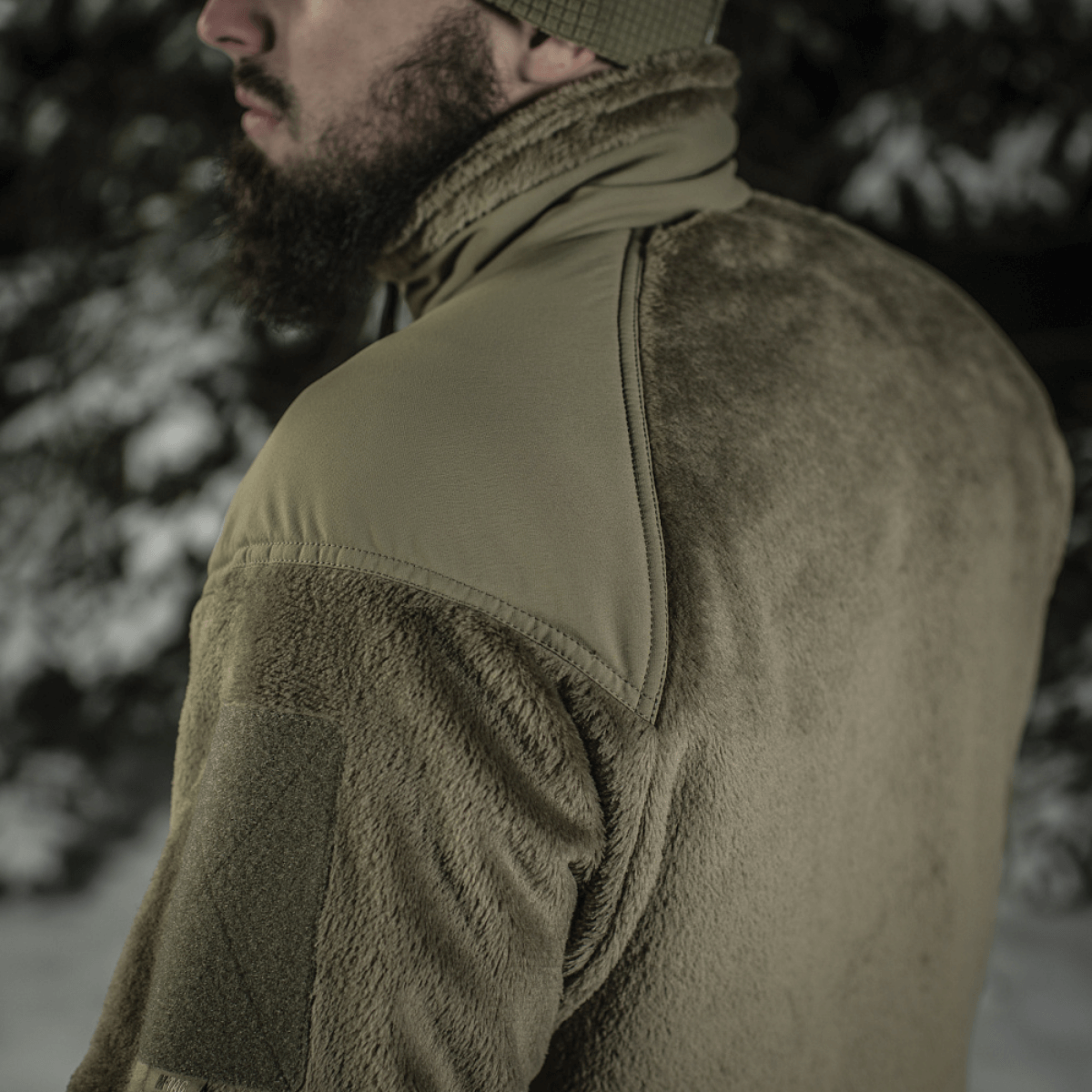 Henkilö pukeutuneena M-Tac Battle Fleece Polartec -takkiin arkikäytössä asevoimissa.