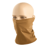 Mannekiini käyttää beigeä M-Tac Bomuld Tube Scarf -asustetta, monikäyttöinen asuste aktiiviseen vapaa-aikaan ja taktiseen käyttöön, valmistettu 100% puuvillasta.