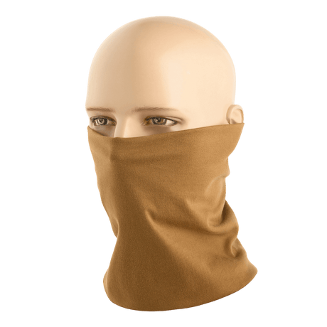 Mannekiini käyttää beigeä M-Tac Bomuld Tube Scarf -asustetta, monikäyttöinen asuste aktiiviseen vapaa-aikaan ja taktiseen käyttöön, valmistettu 100% puuvillasta.