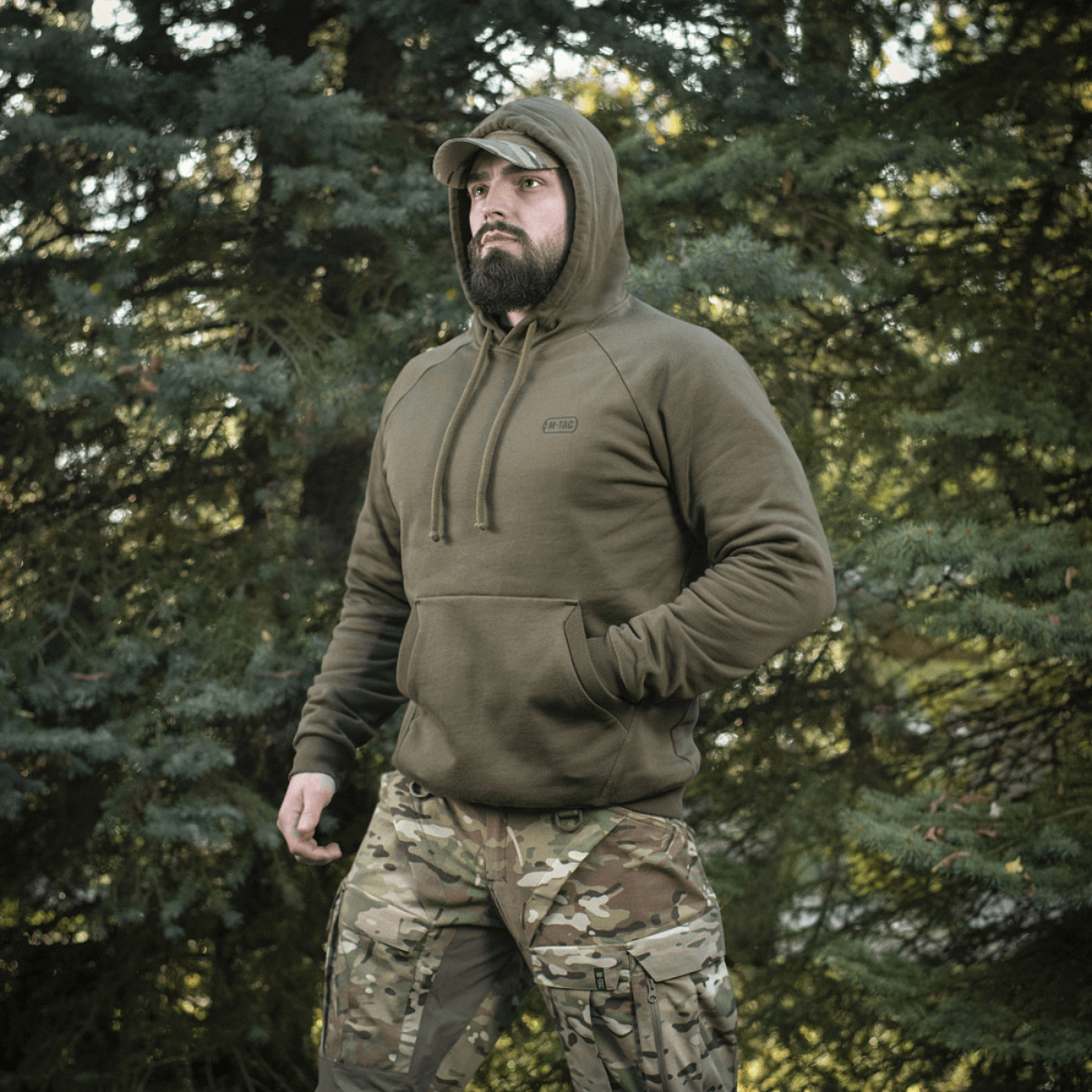 M-Tac Cotton Raglan Hard Hoodie metsäympäristössä, mukava ja lämmin raglan-hihoilla ja kengurutaskulla, sopii syksyyn, talveen ja kevääseen.