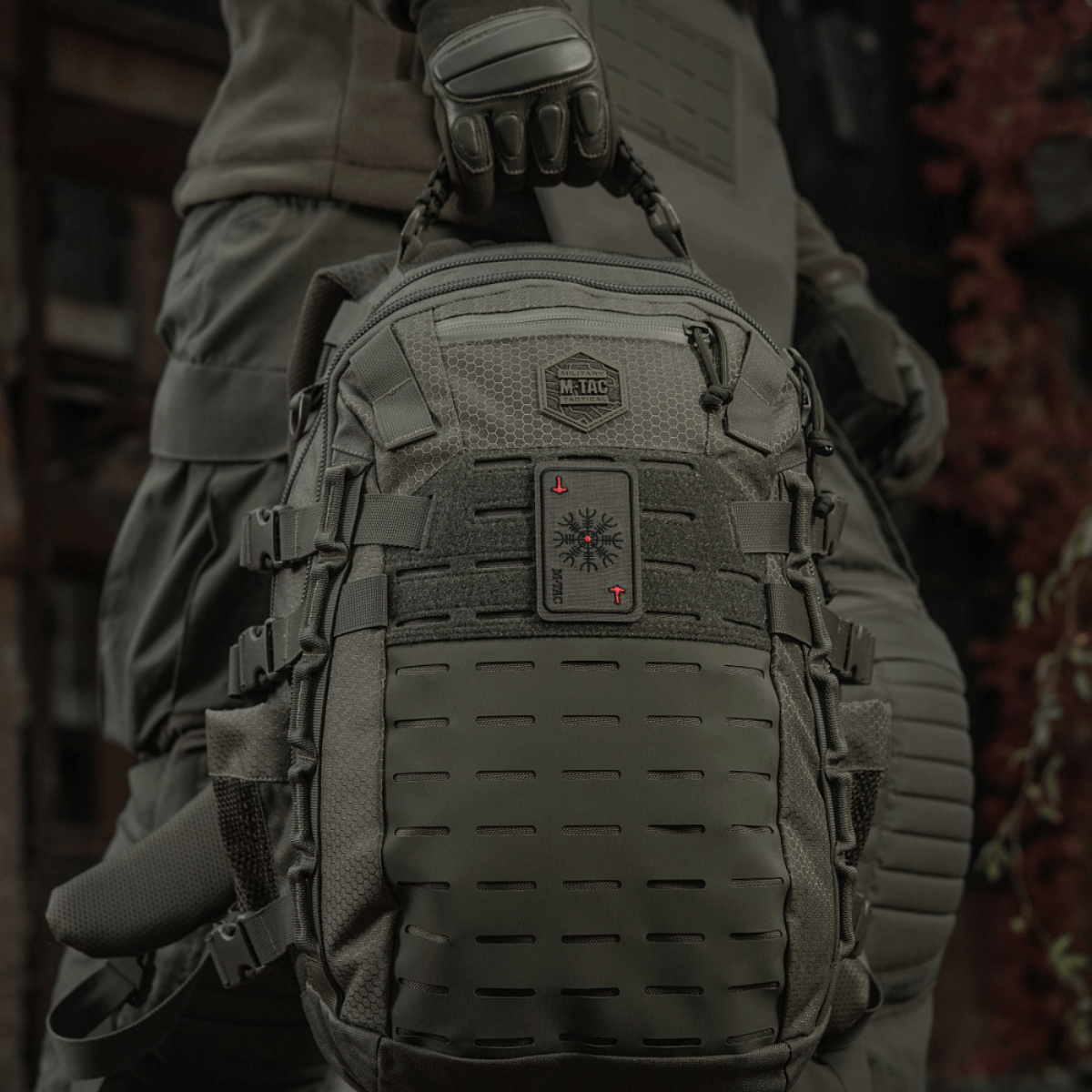 M-Tac Patch Kort Helm of Horror (brodeerattu) kiinnitetty reppuun kestävistä materiaaleista. Historiallinen viikinkisymboli voimalle ja voitolle, Ægishjálmur.