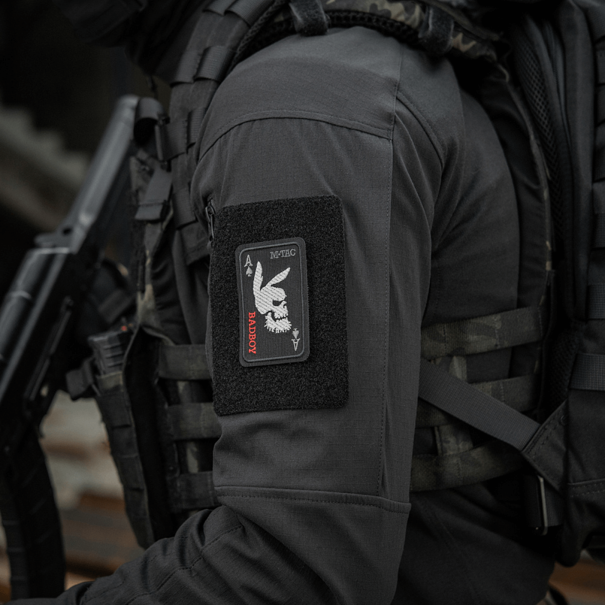 M-Tac Patch Bad Boy (Broderi) ace of spades -kirjailtu muotoilu, symboloi karismaa ja rohkeutta, kiinnitetty mustaan takkiin Velcrolla.