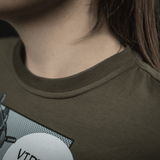 Lähikuva M-Tac T-Shirt Comics Drone Girl -paidasta droonipainatuksella, tukee ukrainalaisia droonioperaattoreita, pehmeä materiaali.