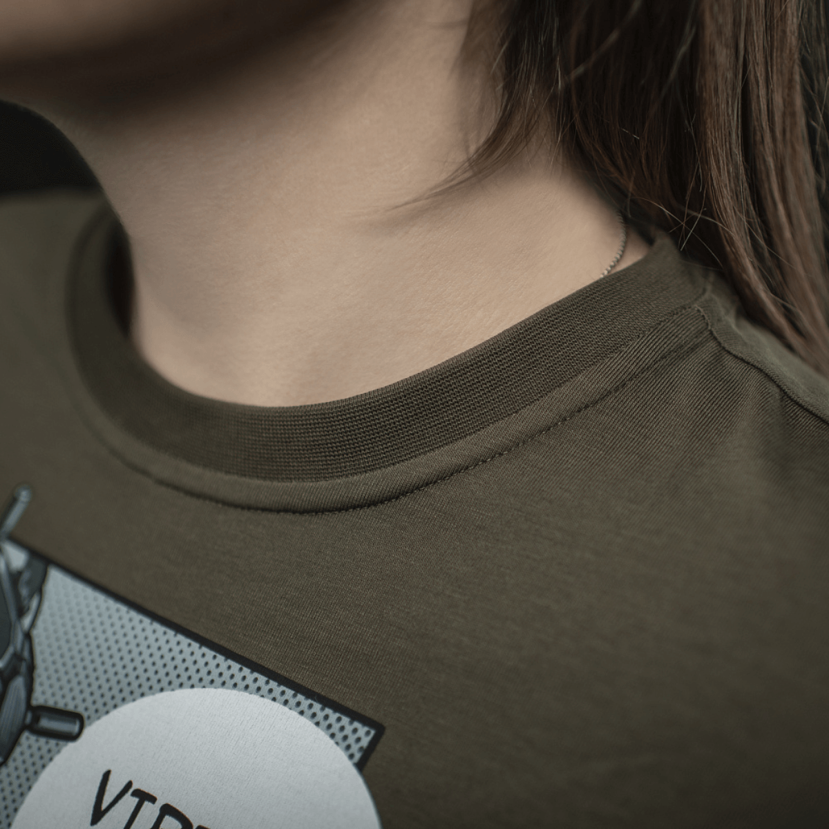 Lähikuva M-Tac T-Shirt Comics Drone Girl -paidasta droonipainatuksella, tukee ukrainalaisia droonioperaattoreita, pehmeä materiaali.