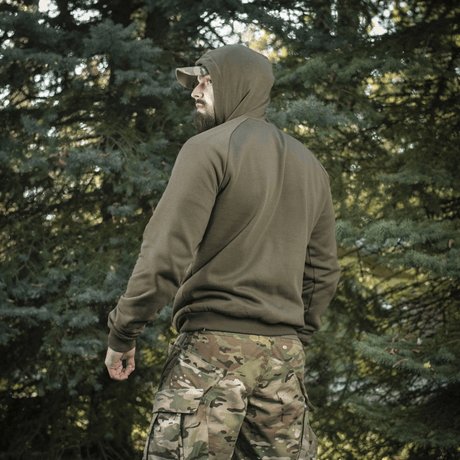 M-Tac Cotton Raglan Hard Hoodie metsässä tyylikkäällä muotoilulla, kengurutaskulla ja raglan-hihoilla, sopii ulkokäyttöön.