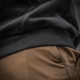 Lähikuva M-Tac Cotton Raglan Hard Hoodiesta ruskealla kengurutaskulla, näyttää materiaalin tekstuurin ja laadun.
