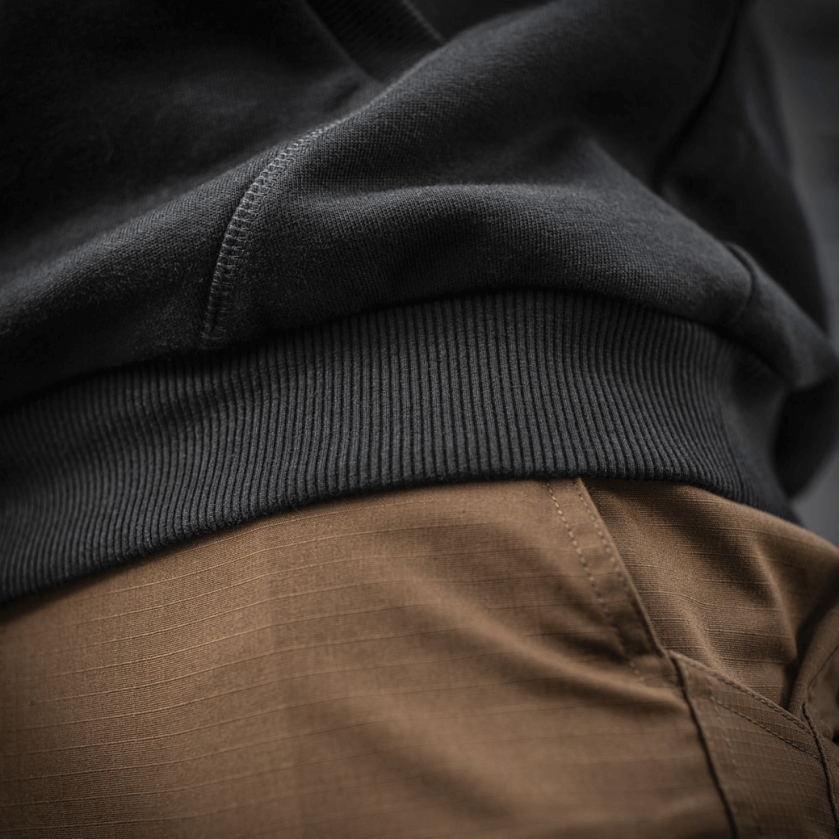 Lähikuva M-Tac Cotton Raglan Hard Hoodiesta ruskealla kengurutaskulla, näyttää materiaalin tekstuurin ja laadun.