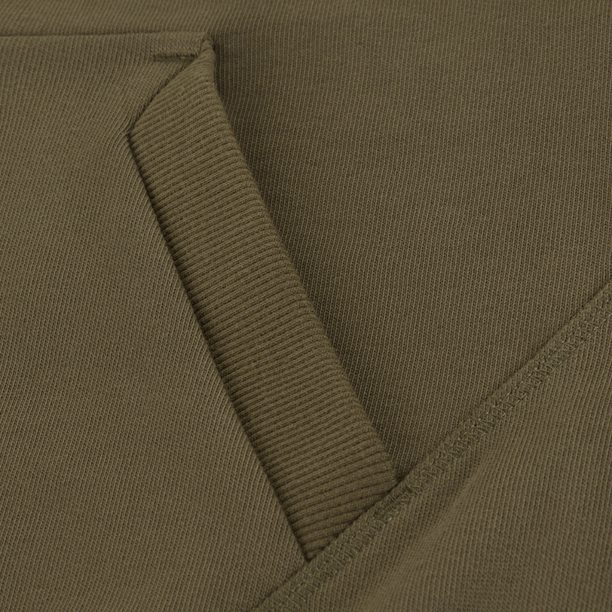 Lähikuva M-Tac Cotton Raglan Hard Hoodien kengurutaskusta oliivinvärisenä, 100% puuvillaa.