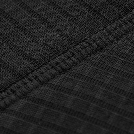 Lähikuva M-Tac Delta Level 2 Fleece -housujen materiaalista, 100% polyesteri lämpöä ja kosteutta hylkivillä ominaisuuksilla