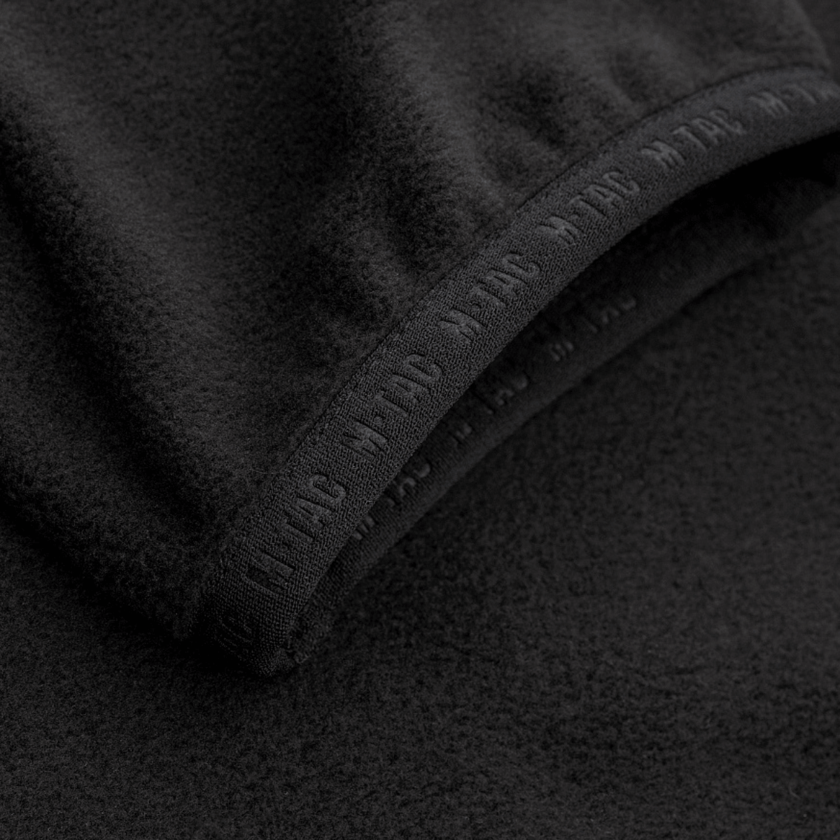 M-Tac Delta Fleece -takin yksityiskohta peukalonrei'illä, mukava muotoilu ja lämmin fleece, ihanteellinen aktiiviseen käyttöön ja kylmiin olosuhteisiin