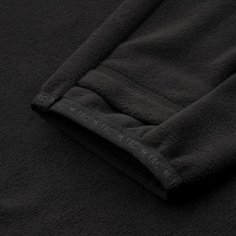 Yksityiskohta M-Tac Delta Fleece -takista peukalonrei'illä. Ihanteellinen ulkoiluun kylmässä säässä. Materiaali: fleece 190 g/m²
