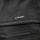 Yksityiskohta M-Tac Delta Polartec Raglan -takista, tehty Polartec-fleecestä Polartec-logolla.