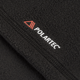 Lähikuva mustasta Polartec®-fleecestä näkyvine saumoineen ja logolla, käytetty M-Tac Delta Polartec Raglan -takissa.