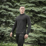 Mies pukeutuneena M-Tac Delta Polartec Raglan -takkiin luonnossa, sopiva ulkoiluun ja jokapäiväiseen käyttöön, Polartec® Micro Series -fleecellä.