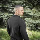 Mies pukeutuneena M-Tac Delta Polartec Raglan -takkiin ulkona.