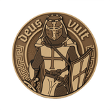 M-Tac Deus Vult 3D PVC patch ruskeana, ritari-aihe ja teksti 'Deus Vult' 3D-muotoilulla, sopii sotilaskäyttöön ja ulkoiluun.