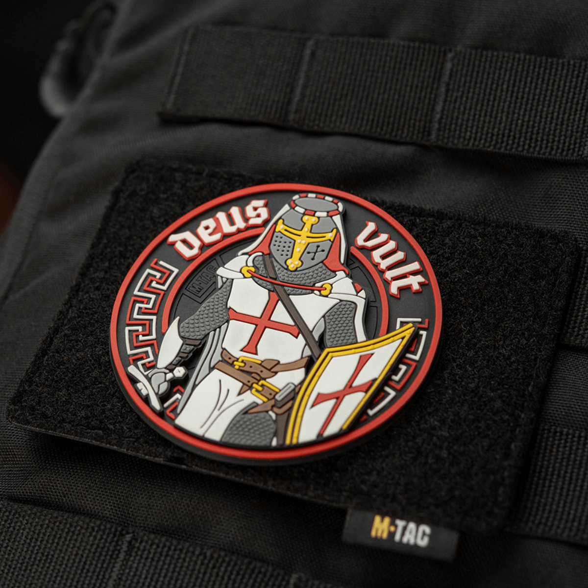 M-Tac Deus Vult 3d PVC-patch mustassa laukussa, esittää ritarin tekstillä 'Deus Vult', kiinnitetty Velcrolla.