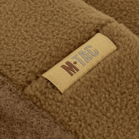 M-Tac Watch Cap Elite Fleece Beanie Hat Velcro M-Tac-logolla, lämmin pipo taktiseen käyttöön, kestävä fleece lähikuvassa.
