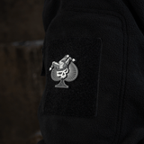 M-Tac Ace of Spades 3D PVC Patch, kiinnitetty mustaan takkiin Velcrolla, taktinen moraalimerkki sotilaallisille ja ulkoiluun.