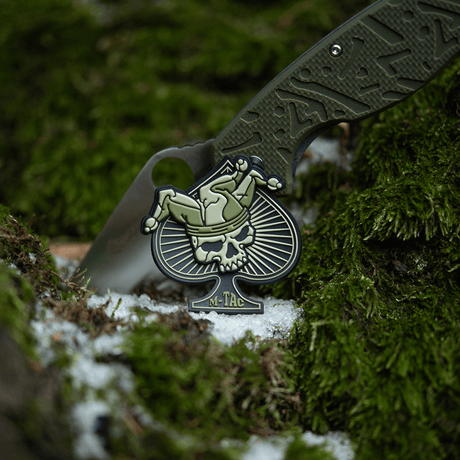 M-Tac Ace of Spades 3D PVC Patch Velcrolla sammaleella luonnossa. Taktinen moraalimerkki sotilaalliseen käyttöön, airsoftiin ja ulkoilmaan.