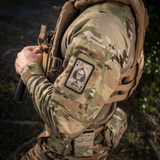 M-Tac Patch Ace of Spades moraalimerkki kalloaiheella, kiinnitetty univormuun, korostaa taistelutahtoa ja tyyliä. Cordura 500D, 87x54 mm, Velcro.