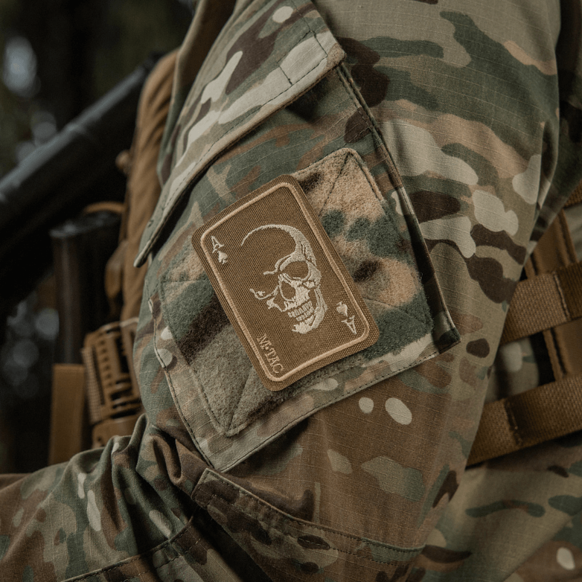 M-Tac Patch Face of War (Broderi) kirjailtu kallokuvio ace of spades -kortissa, Cordura 500D, kiinnitetty Velcrolla maastovaatteeseen.