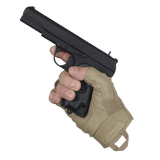 M-Tac sormiottomat hanskat Assault Tactical Mk.4 näyttävät pistoolinotteen parannetun hallinnan ja turvallisuuden.