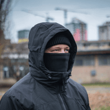 M-Tac Fleece Neck Gaiter med Snor käytössä kylmässä, monikäyttöinen suoja tuulelta ja pakkaselta; hypoallergeeninen ja mukava.