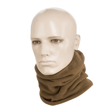 M-Tac Fleece Neck Gaiter med Snor ruskeassa fleecessä, säädettävä ja monikäyttöinen kauluri mannekiinilla, sopii kylmään säähän.
