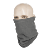 M-Tac Fleece Neck Gaiter med Snor, harmaa kauluri mannekiinilla, monikäyttöinen fleece, säädettävä nyörillä, 47 x 25 cm.