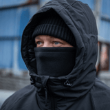 Henkilö käyttää M-Tac Fleece Neck Gaiter med Snor -kauluria suojaksi kylmää vastaan.