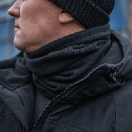 M-Tac Fleece Neck Gaiter med Snor kylmään säähän, säädettävä ja monikäyttöinen musta fleece-kauluri, suojaa pakkaselta ja tuulelta.