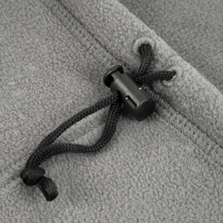Yksityiskohta M-Tac Fleece Neck Gaiter med Snor harmaasta fleecestä ja mustasta säätönyöristä.