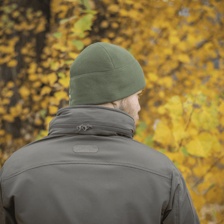 M-Tac Fleece Polartec Watch Cap luonnossa syksyn lehtien alla, sopii viileisiin olosuhteisiin ja ulkoiluun.