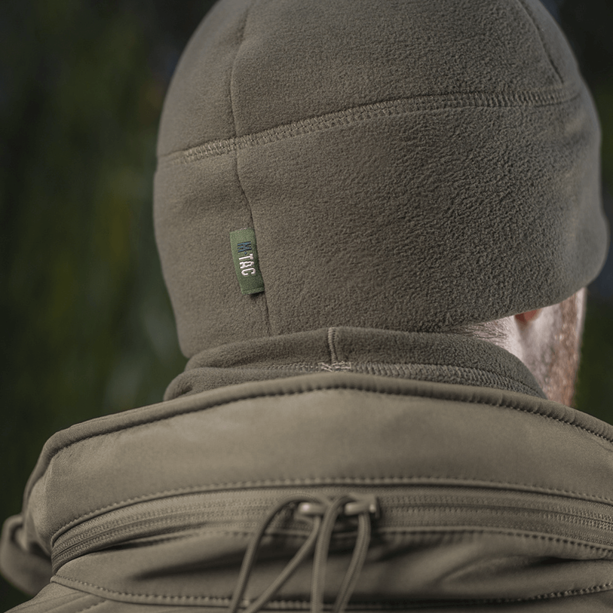 M-Tac Fleece Polartec Watch Cap takaa, valmistettu kestävästä Polartec 200 Series -fleecestä, sopii kylmiin sääolosuhteisiin ja ulkoiluun.