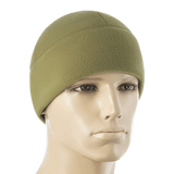 M-Tac Fleece Polartec Watch Cap oliivinvihreä mannekiinilla, sopii kylmiin olosuhteisiin ja ulkoiluun, valmistettu kestävästä Polartec-fleecestä.