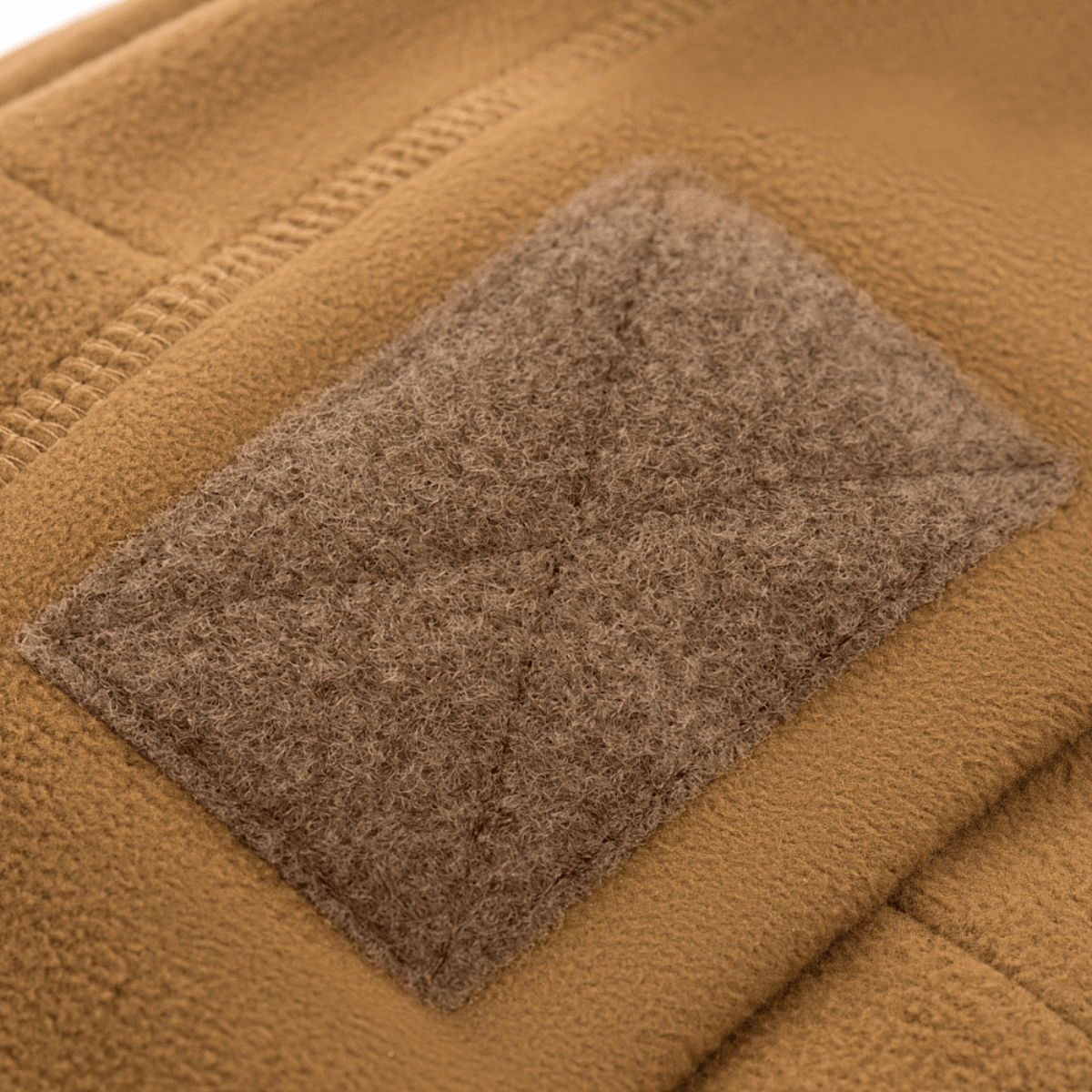 Yksityiskohta M-Tac Fleece Tactical Watch Cap Beanie m. Patch Panelistä, joka näyttää tarrapaneelin, täydellinen taktiseen käyttöön.