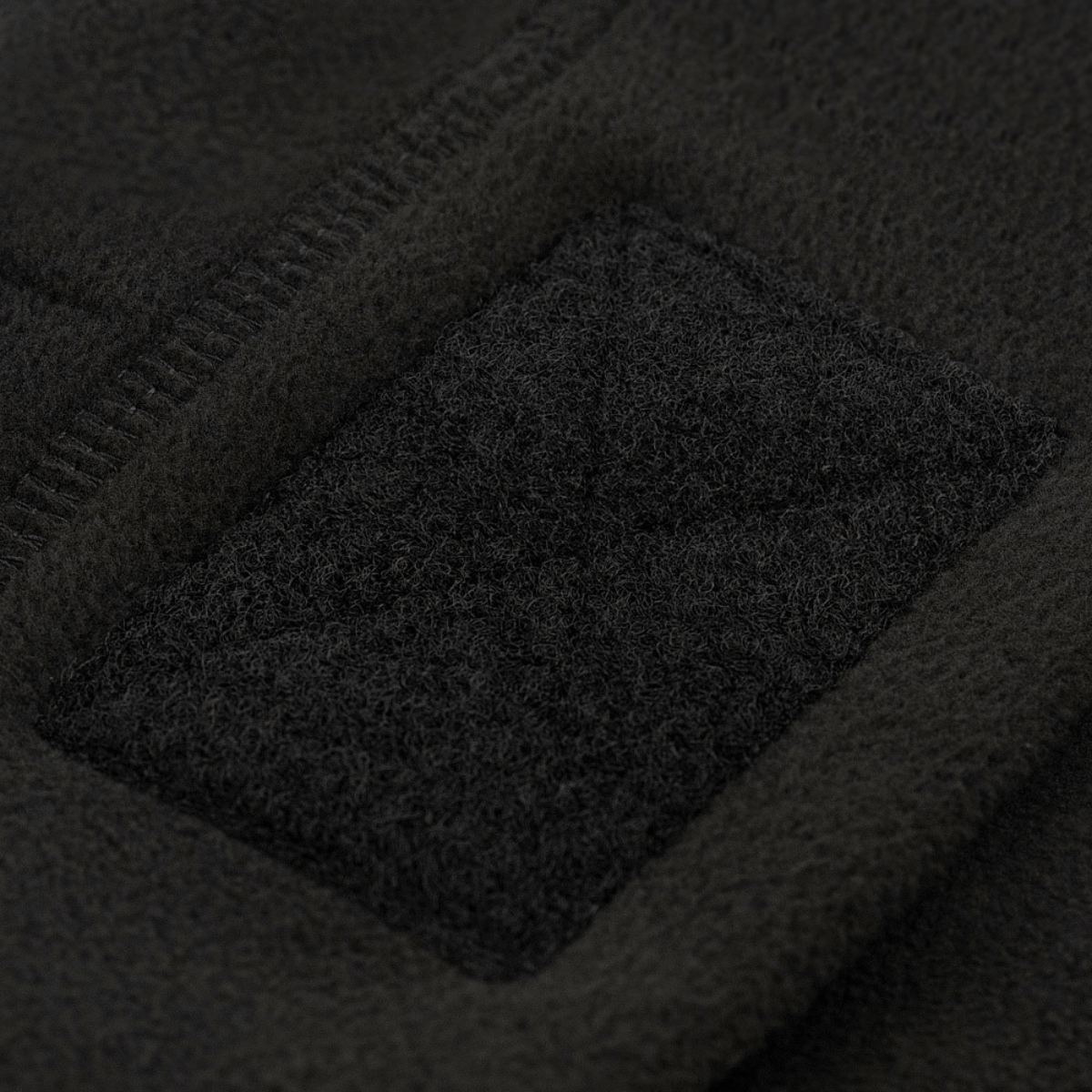 M-Tac Fleece Tactical Watch Cap Beanie m. Patch Panel, musta fleecemyyssy tarrapaneelilla, sopii taktiseen käyttöön ja ulkoiluun.
