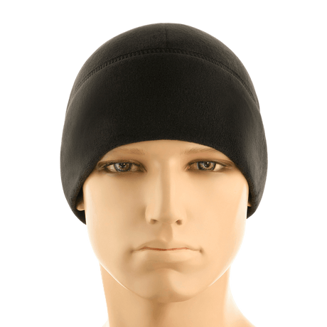 Mies pukeutuneena M-Tac Fleece Watch Cap Light Polartec Gen II, musta talvipipo, valmistettu kestävästä ja lämpimästä Polartec Micro Series -fleecestä.