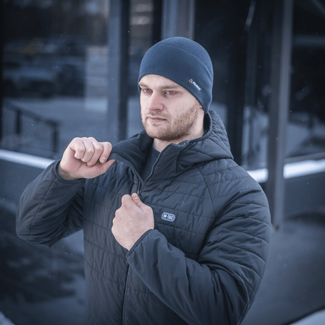 Mies pukeutuneena M-Tac Fleece Watch Cap Light Polartec talvisäässä, näyttää hatun istuvuuden ja tyylin.